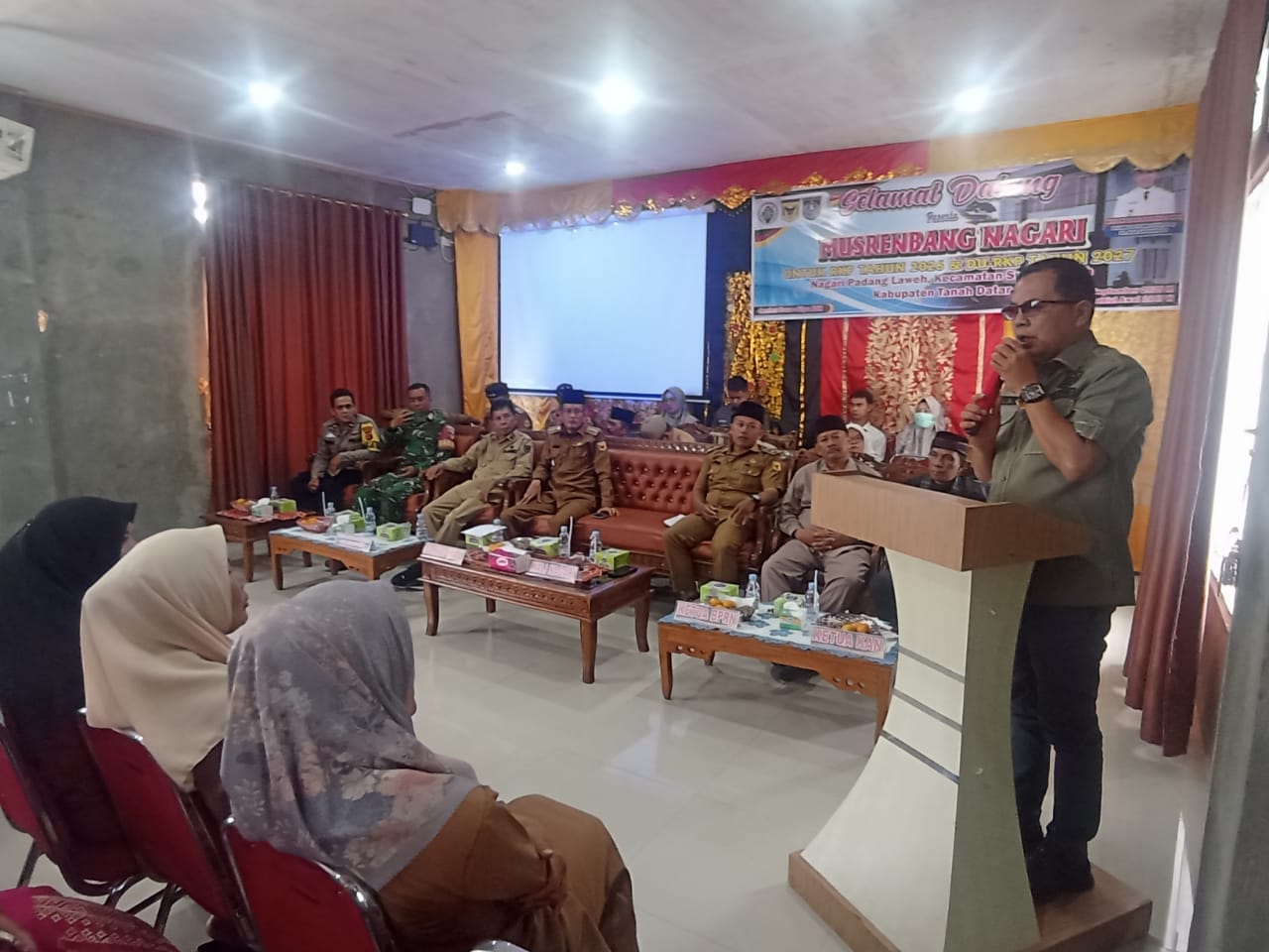  Ketua DPRD Anton Yondra saat memberi sambutan pada Musrenbang Nagari Padang Laweh, Kecamatan Sungai Tarab.